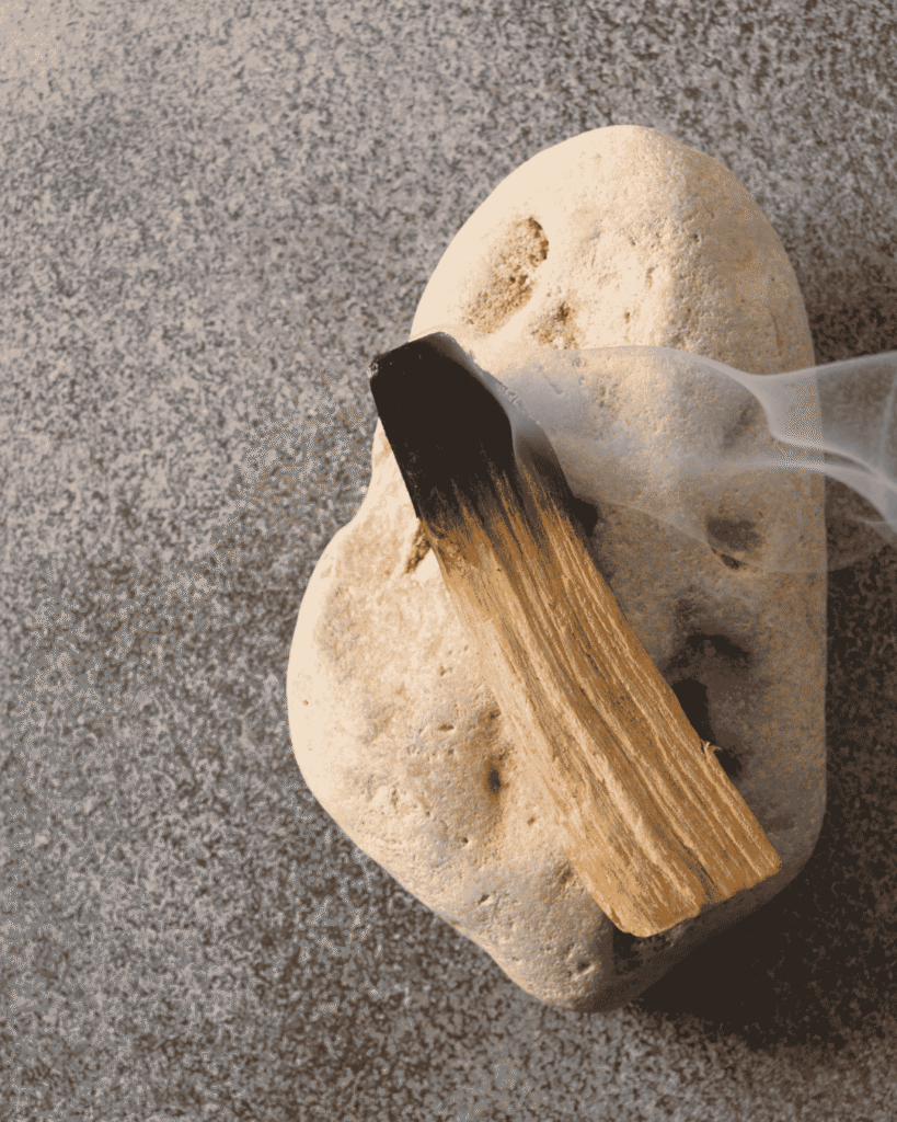 輕煙裊裊，可淨化能量與保護自身